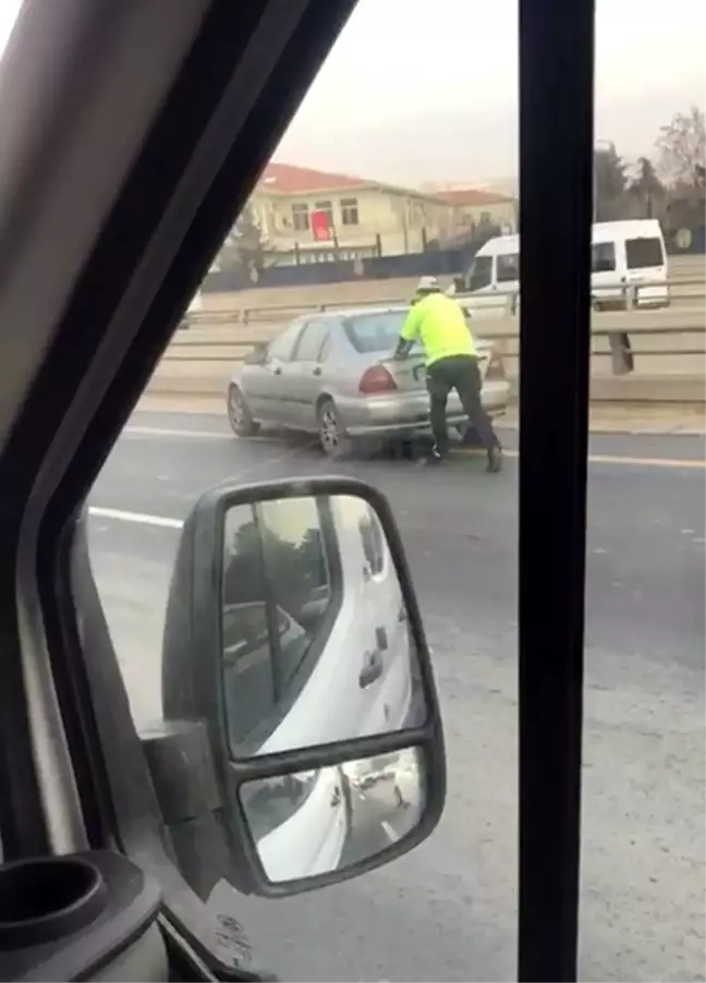 Duyarlı Trafik Polisi Arızalı Aracı Yol Kenarına İtti