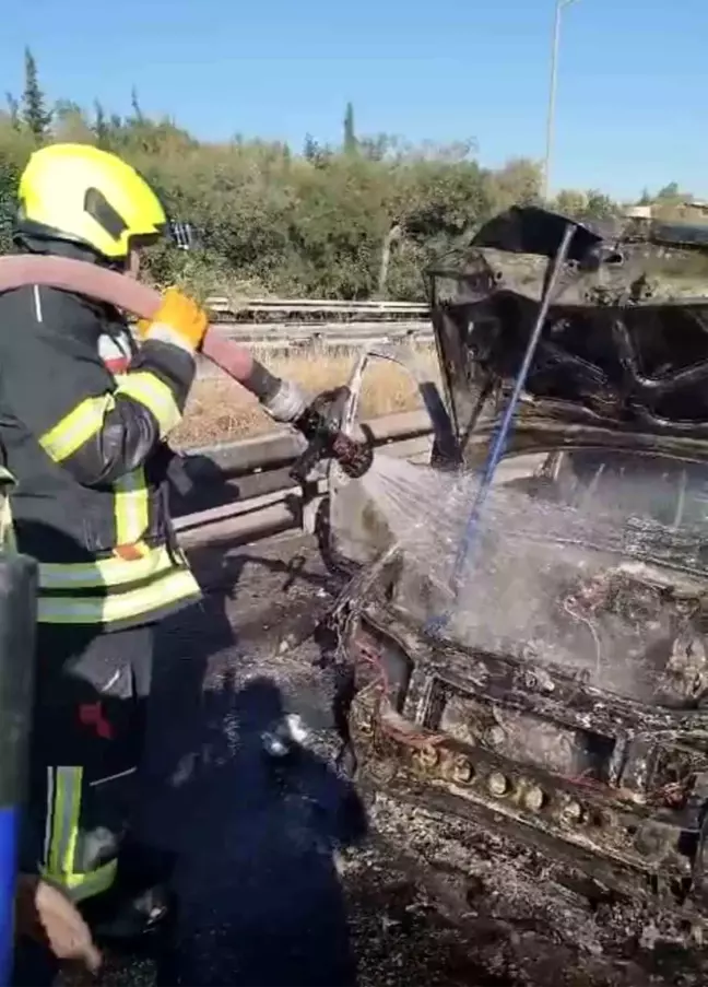 Mersin'de Seyir Halindeki Otomobil Yandı