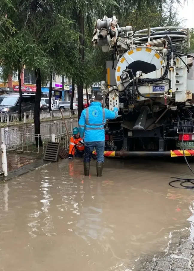 Trabzon'un Of ilçesinde sağanak yağış hayatı olumsuz etkiledi