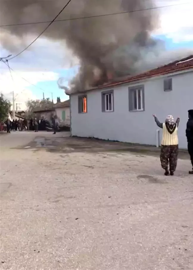 Bayındır'da müstakil ev alevlere teslim oldu