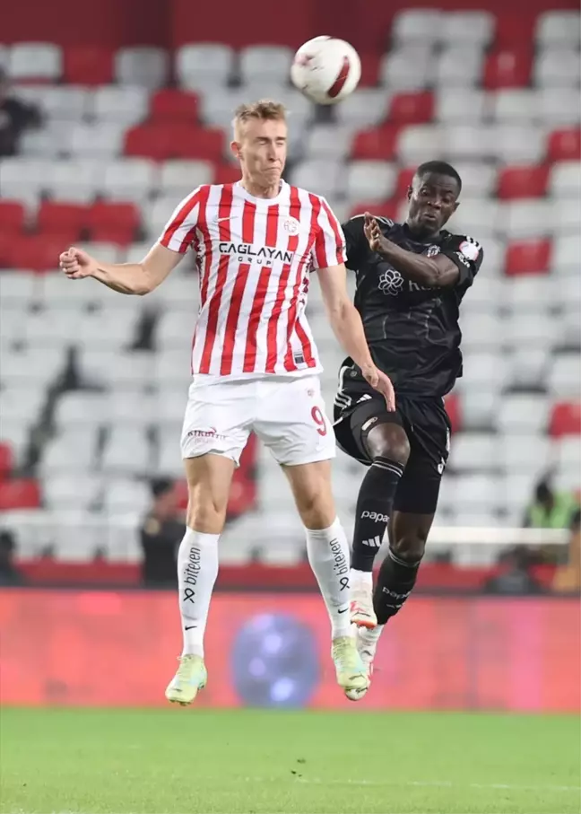 Beşiktaş, Bitexen Antalyaspor maçında zorunlu değişiklik yaptı