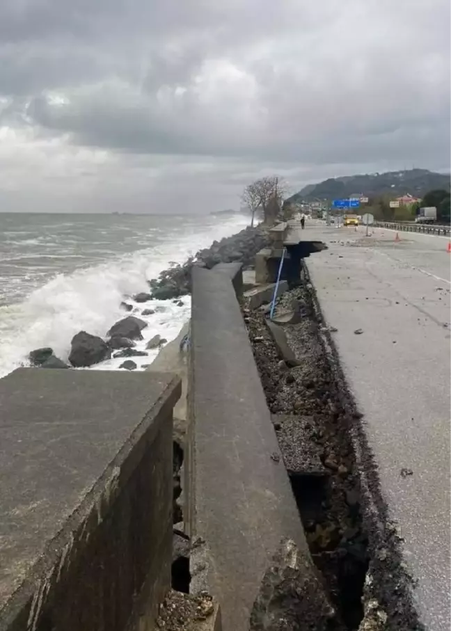 Fırtına Karadeniz Sahil Yolu'nda Hasara Yol Açtı