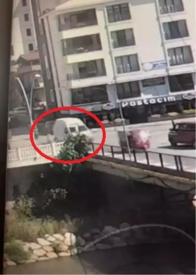 Amasya'da kavşakta minibüse çarpan motosikletin sürücüsü yaralandı