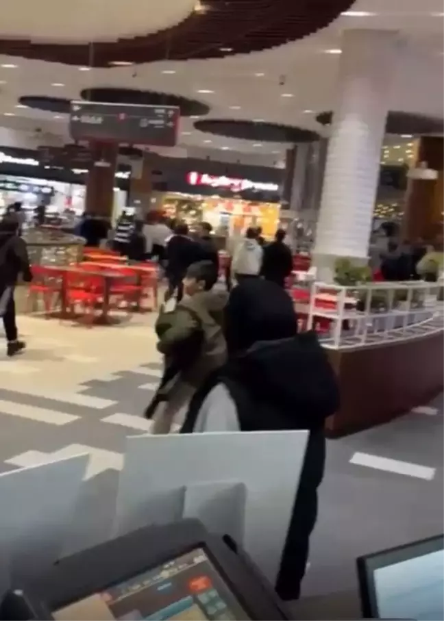 Ataşehir'de Alışveriş Merkezinde Durdurulamayan Kavga