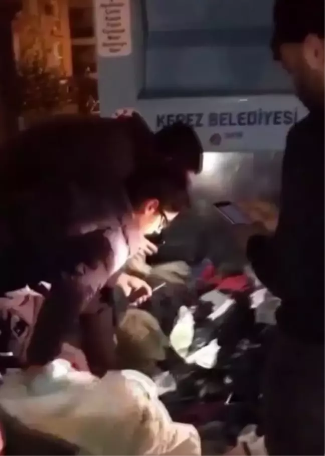 Giysi kumbarasında kayıp otomobilinin anahtarını aradı