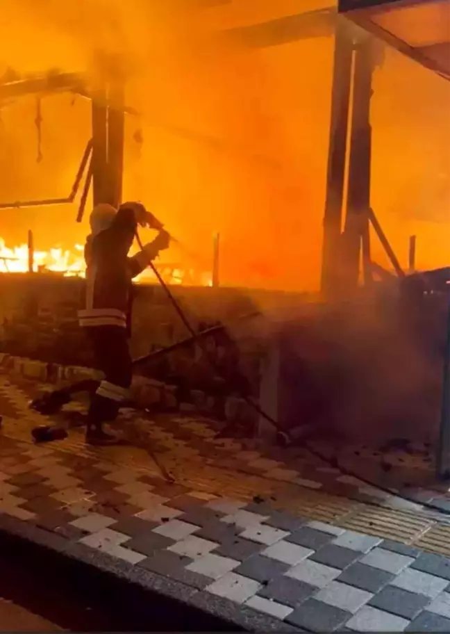 Ölüdeniz'de aynı kişiye ait iki ayrı işyeri aynı anda kundaklandı