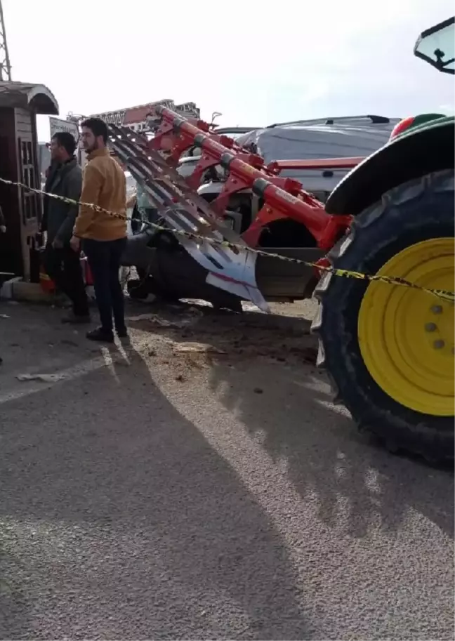 Niğde'de traktöre arkadan çarpan araçta polis memuru hayatını kaybetti