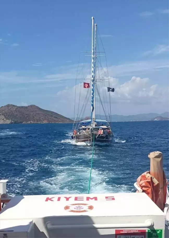 Fethiye açıklarında su alan teknedeki 3 kişi kurtarıldı