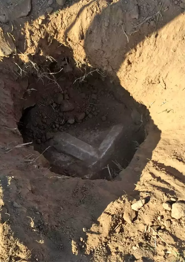 Aydın'da kaçak kazı yapılan alanda lahit kapağı bulundu