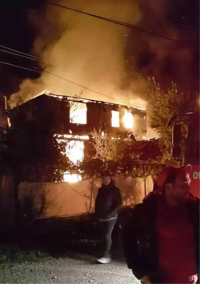 Karabük'te çıkan yangında tek katlı ev kullanılamaz hale geldi