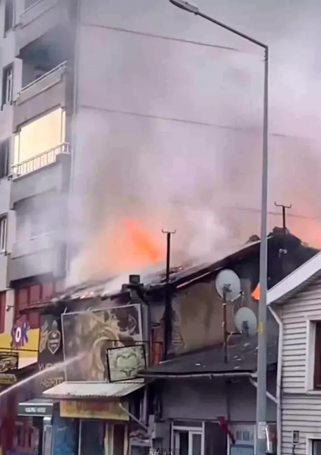 Mudanya'da Yangın: Depo Kısmı Kül Oldu