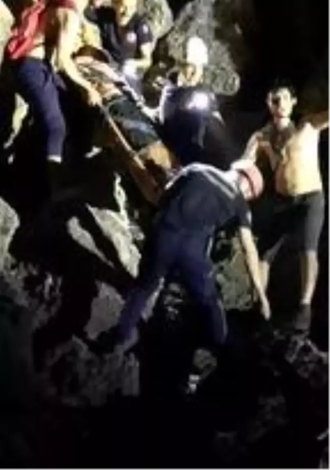 Arkadaşlarıyla şakalaşırken 20 metrelik falezlerden düştü
