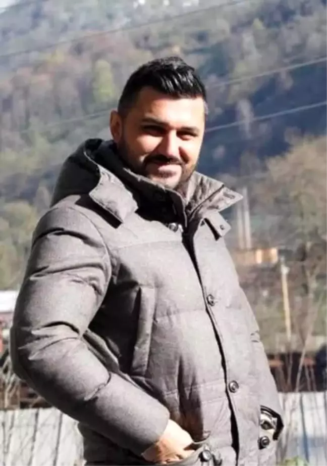 Karabük'ün Yenice ilçesinde yol çalışması sırasında iş makinesinin üzerine kayaların düşmesi sonucu 1 kişi hayatını kaybetti