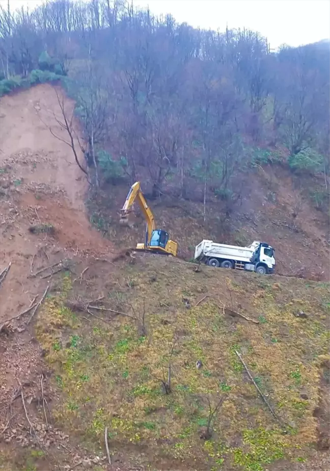 Giresun'da Heyelan: Yazlık Köyü Yolu Ulaşıma Kapandı