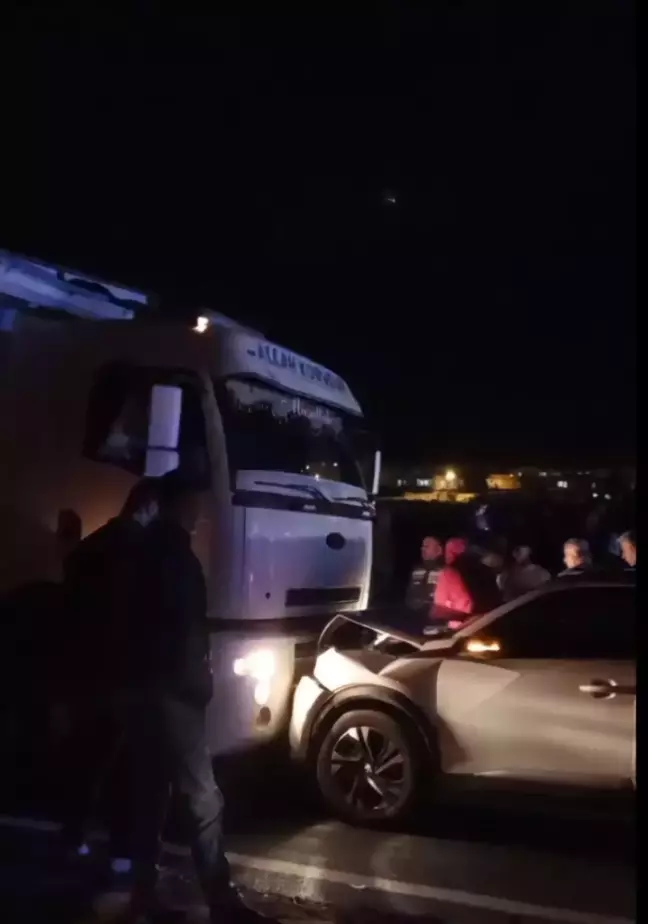 Diyarbakır'da TIR ve Otomobil Çarpıştı: 5 Yaralı