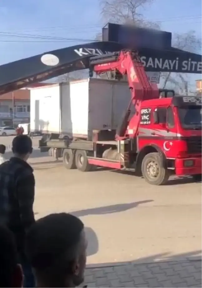 Samsun Bafra'da Konteyner Taşıyan Vinç Nizamiyeye Çarptı