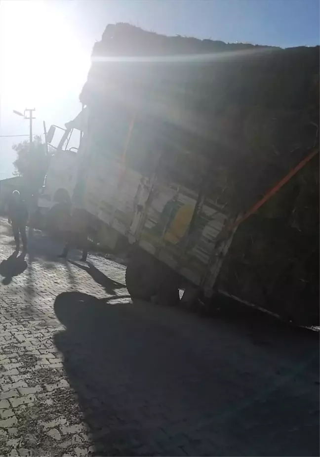 Saman Yüklü Kamyonet Rampayı Çıkarken Arka 2 Tekerinin Üzerinde Kaldı