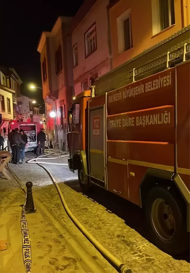 Ayvalık'ta Yangın: 3 Bina Kullanılamaz Hale Geldi