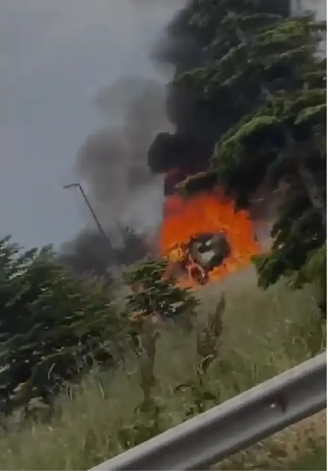 Silivri'de alev alev yanan otomobil hurdaya döndü