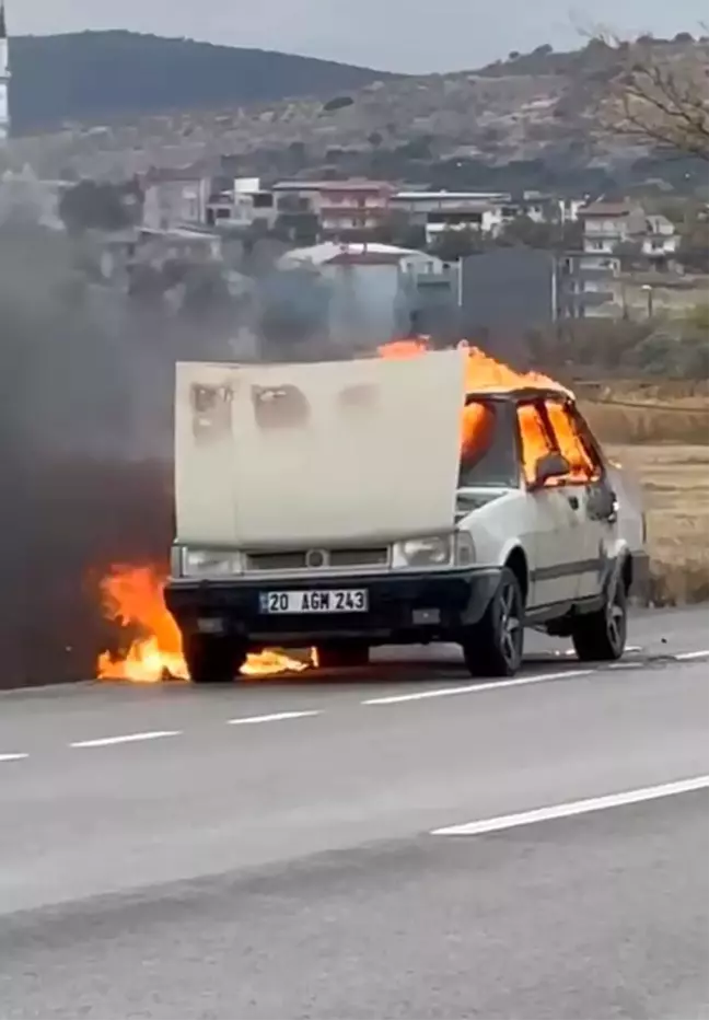 Çanakkale'de Seyir Halindeki Otomobil Yandı