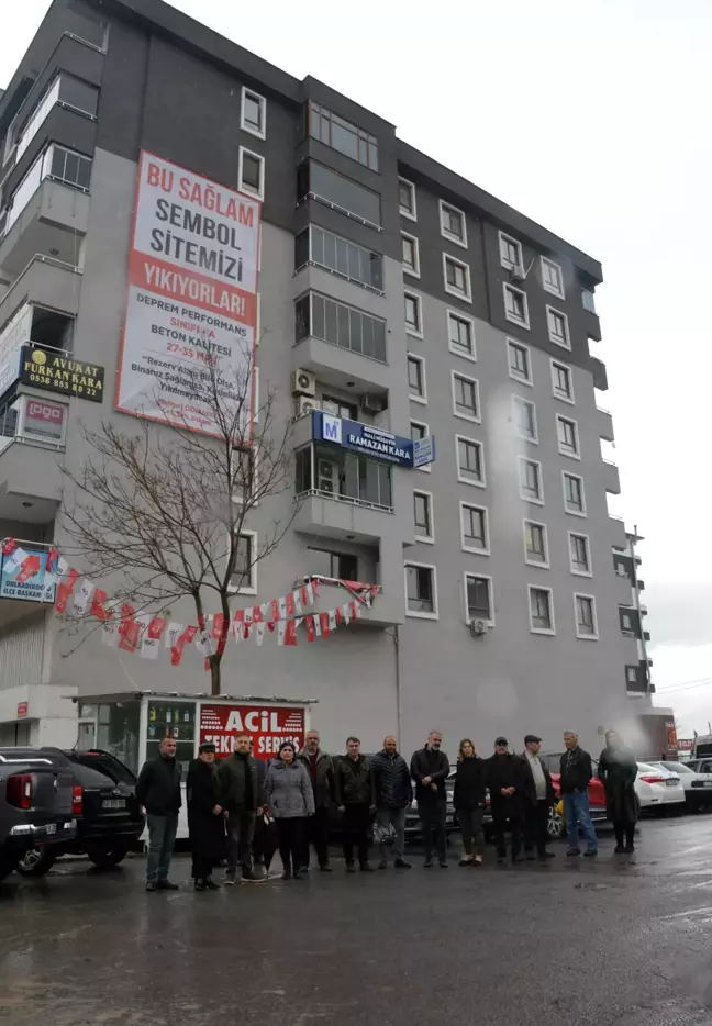 'Rezerv alanında' gerekçesiyle yıkılmak istenen sitenin sakinleri tepki gösterdi