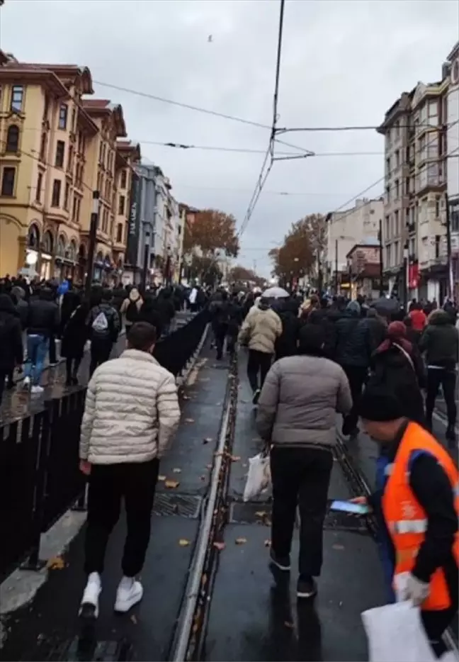 İstanbul'da Arızalan Tramvay Yolcuları Raylarda Yürümek Zorunda Kaldı