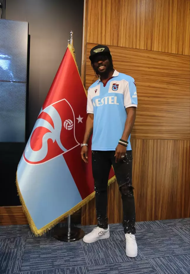 SPOR Trabzonspor'da Gervinho ve Peres için imza töreni düzenlendi