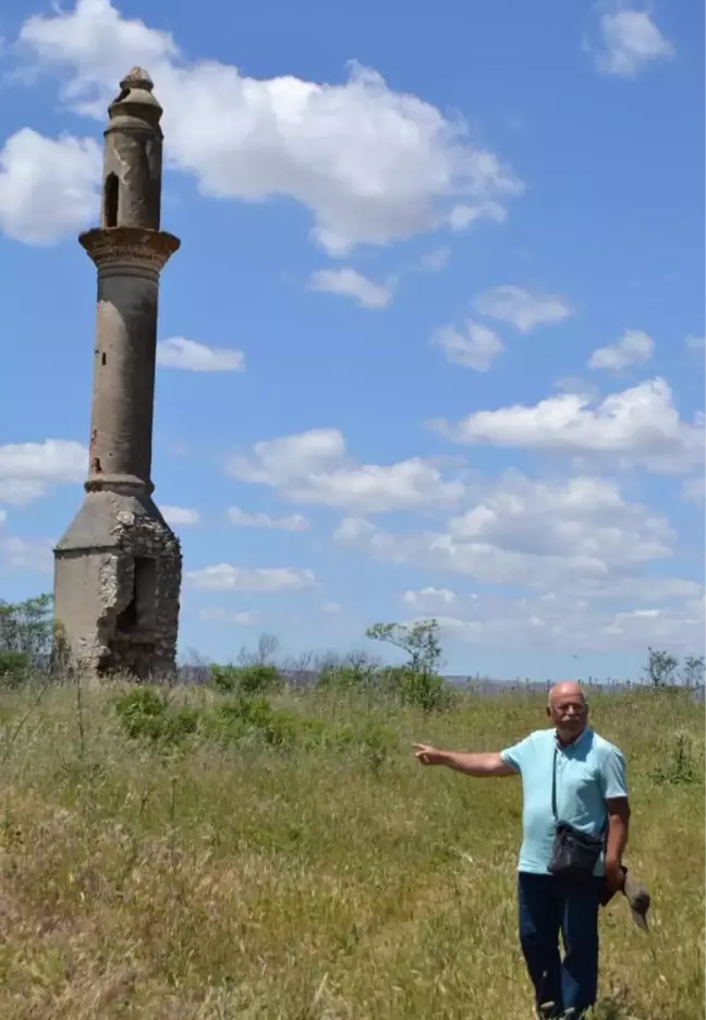 DEMİRKÖPRÜ BARAJI'NDA SULAR ÇEKİLDİ 95 YILIK CAMİNİN MİNARESİ GÖRÜNDÜ