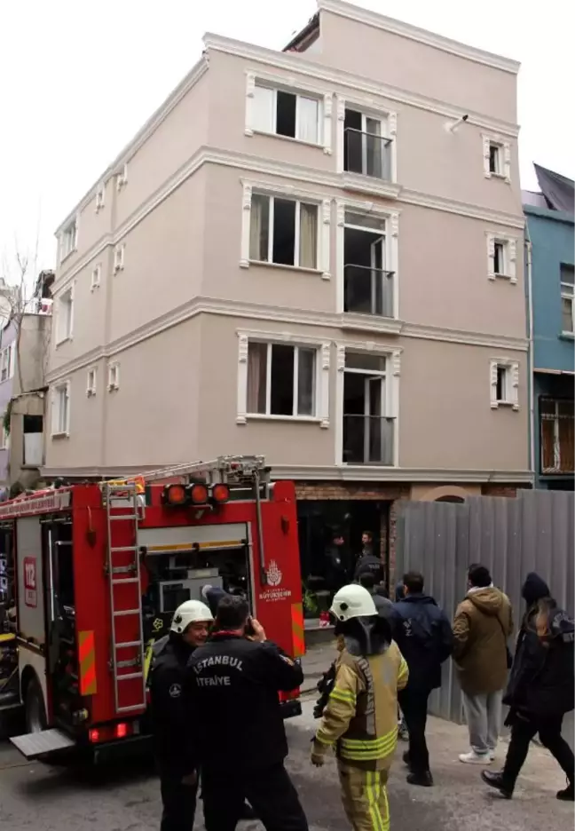 BEYOĞLU'NDA APART OTELDE ÇIKAN YANGIN, MÜŞTERİLERİ SOKAĞA DÖKTÜ