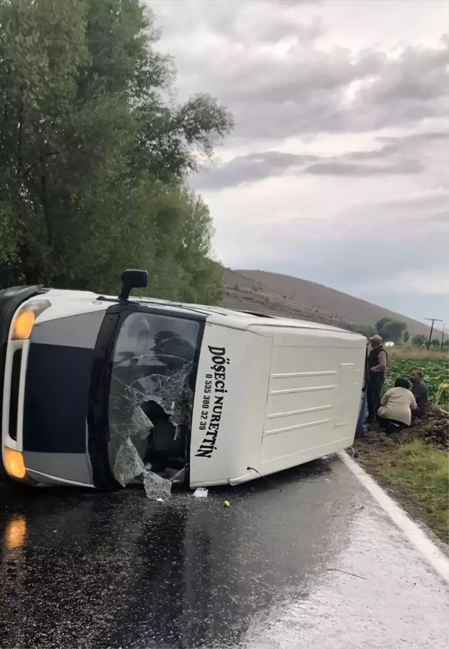 Afyonkarahisar'da minibüs devrildi: 10 yaralı