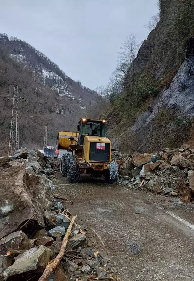 Rize'de heyelan nedeniyle Pazar-Hemşin yolu trafiğe kapandı