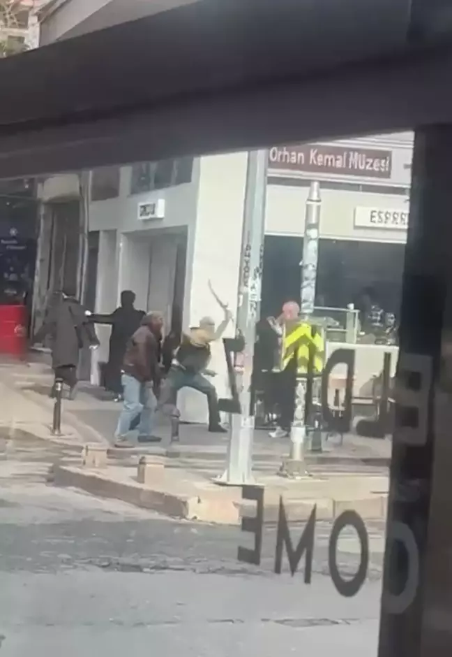 Cihangir'de Kılıçlı ve Sandalyeli Kavga
