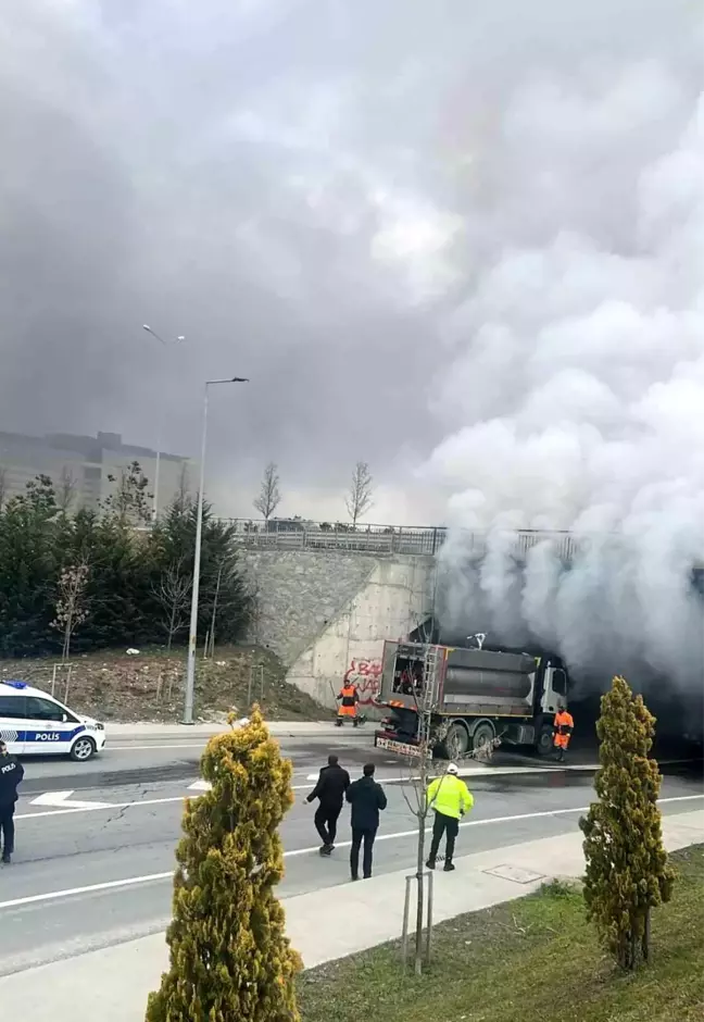 Başakşehir Çam ve Sakura Şehir Hastanesi girişinde otobüste bilinmeyen bir nedenle yangın çıktı. Olay yerine itfaiye ekipleri sevk edildi.