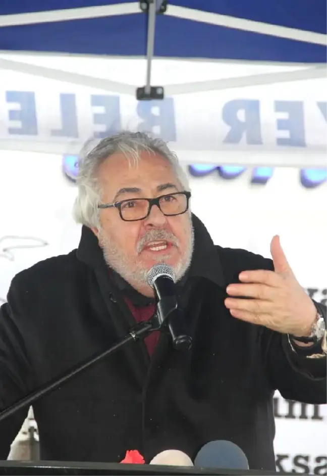 Nazım Hikmet 115'inci Yaş Gününde Denize Karanfiller Bırakılarak Anıldı