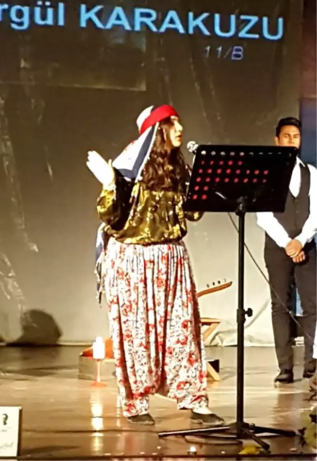 Edremit'te Anadolu Lisesi'nin 3. Şiir Dinletisi Duygulandırdı