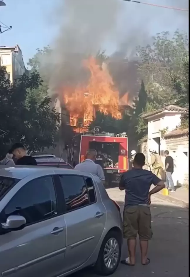 Fatih'te İki Katlı Ahşap Bina Yangını Söndürüldü