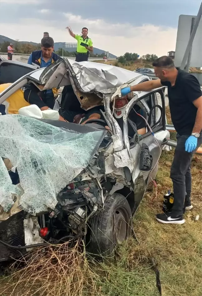 Isparta'da otomobilin kamyona çarpması sonucu 2 kişi hayatını kaybetti