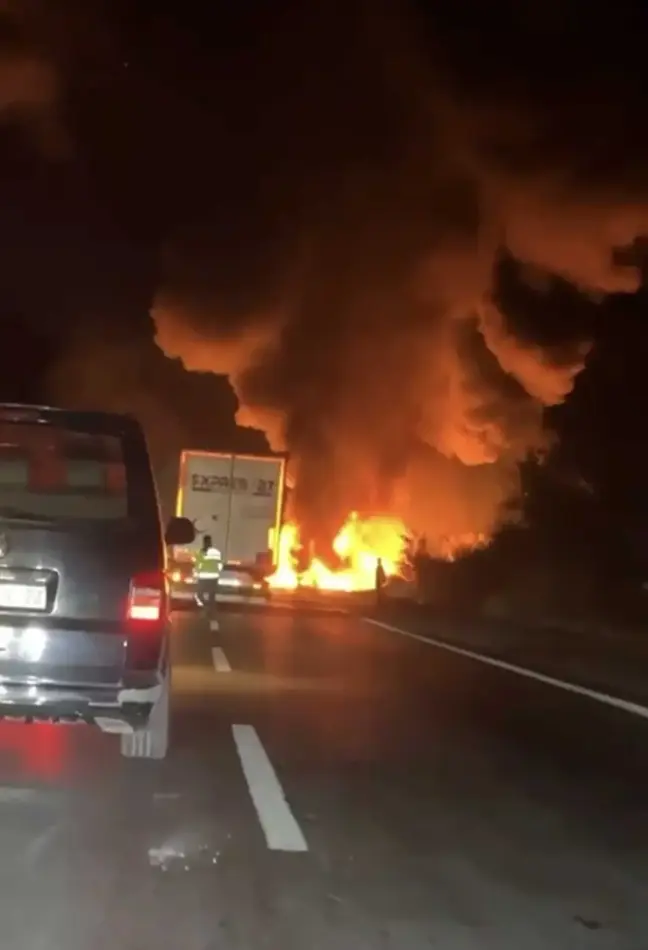 Tarsus'ta TIR Yangını: Motoru Tutuşan Araç Kullanılamaz Hale Geldi