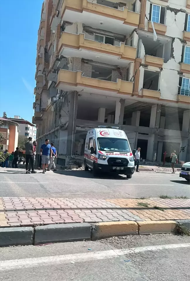 Gaziantep'te Depremde Zarar Gören Binanın İkinci Katından Düşen Kişi Hayatını Kaybetti