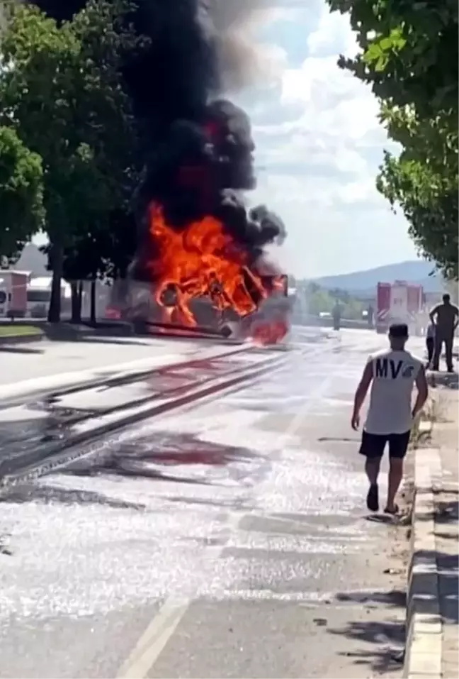 Sakarya'da atık kağıt yüklü tır alev topuna döndü