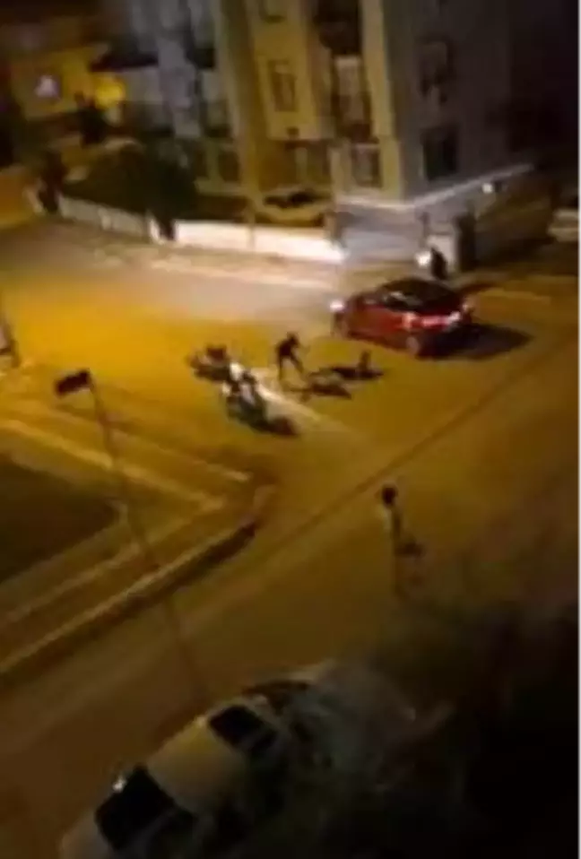 Kavgada koşarken park halindeki motosiklete çarpan genç, otomobilin altında kalma tehlikesi yaşadı