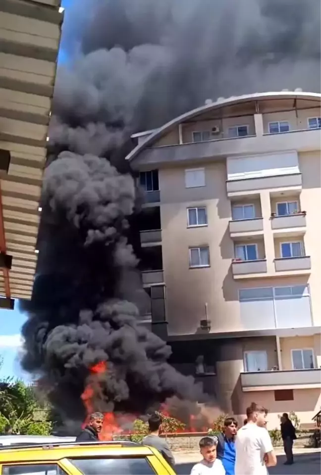 Alanya'da bir apartmanın bahçesinde çıkan yangın çevredeki binalara sıçramadan söndürüldü