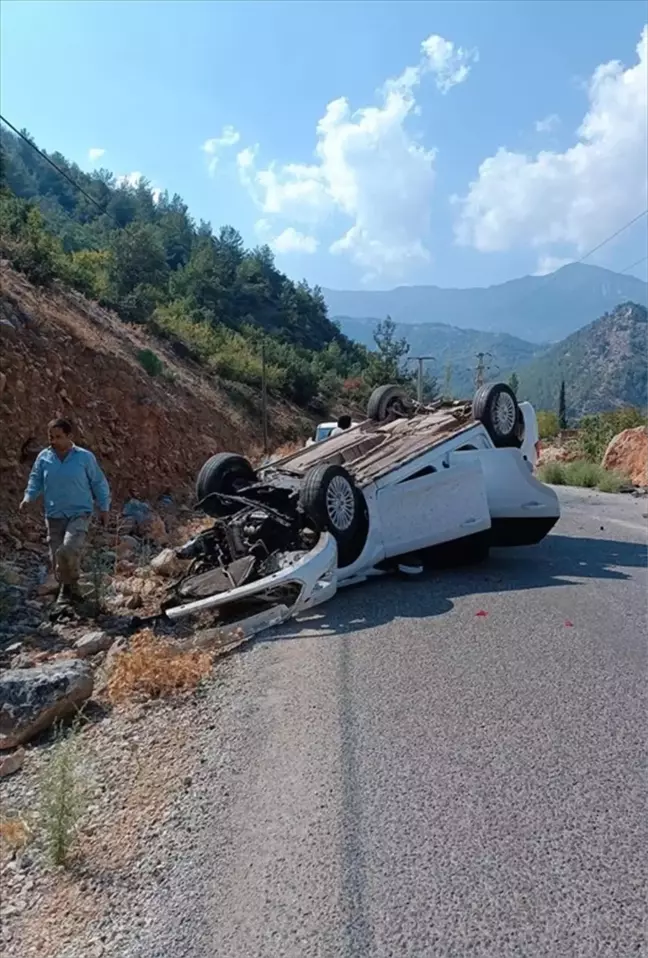 Gaziantep'te Devrilen Otomobilde 2 Yaralı