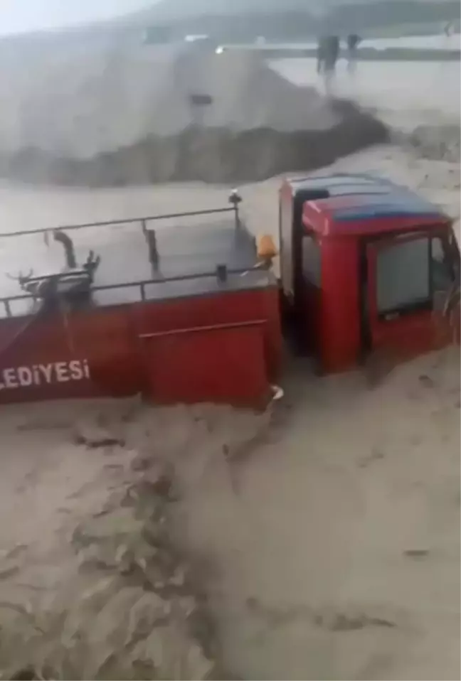 Ayaş'ta Sağanak Sele Neden Oldu: İtfaiye Aracı Kayıp
