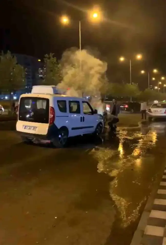 Diyarbakır'da yanan aracın imdadına belediyeye ait arazöz koştu