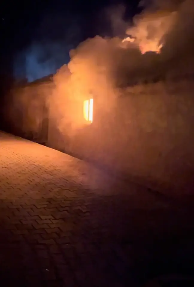 Bursa'da çıkan yangın evi kullanılamaz hale getirdi