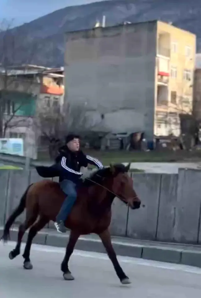 Bursa'da Genç Atıyla Trafiğe Çıktı