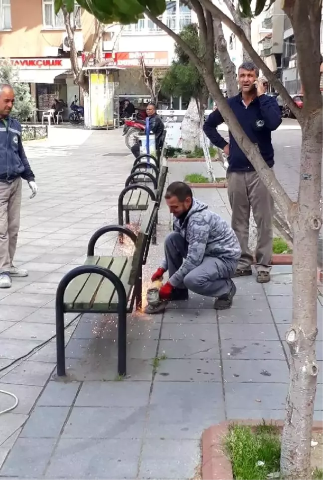 İncirliova Belediyesi bankları söktü