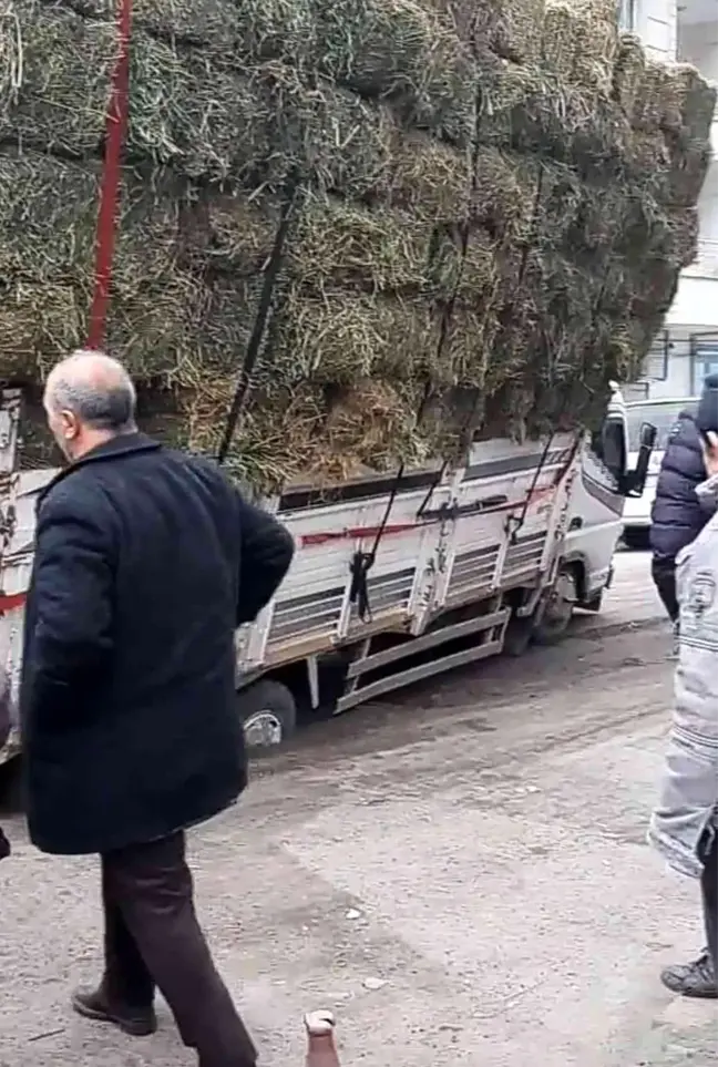 Yol çöktü, ot yüklü kamyon çukura saplandı