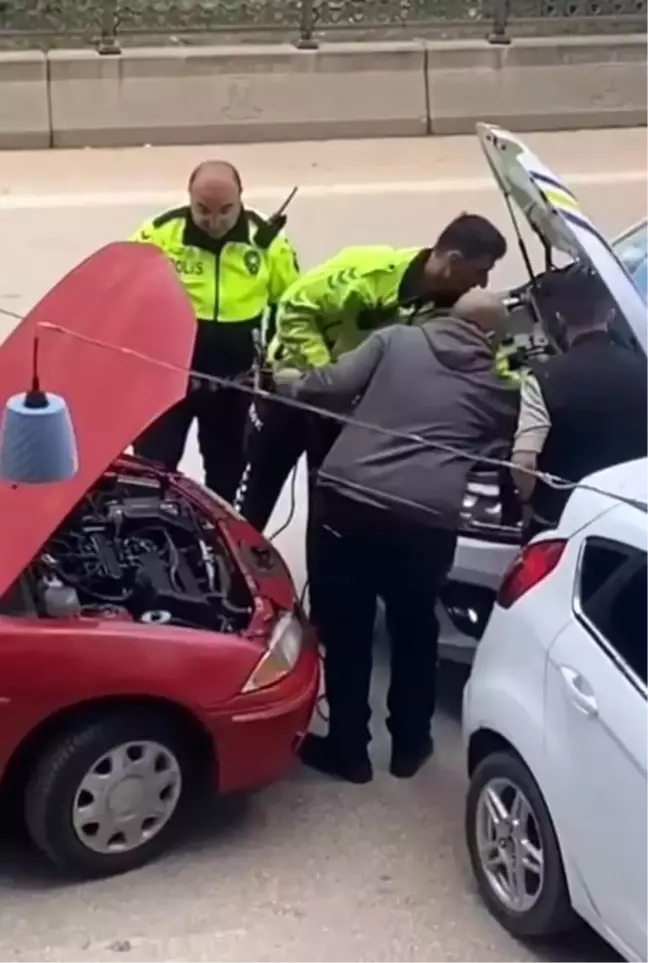 Trafik Polisleri Yolda Kalan Sürücünün İmdadına Koştu